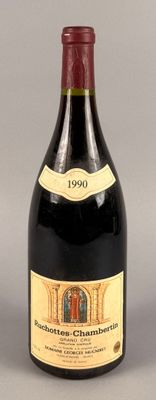 une bouteille de vin rouge avec une étiquette, posée sur une table