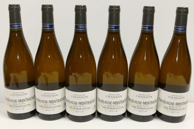six bouteilles de vin sont alignées sur une surface blanche