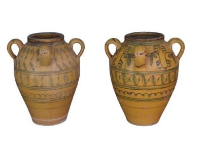 deux vases placés côte à côte sur un fond blanc