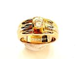une image d'une bague en or avec un diamant serti au centre