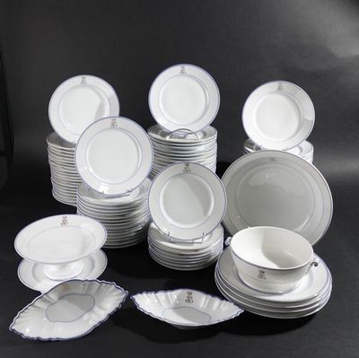 beaucoup d'assiettes et de bols blancs sur une table