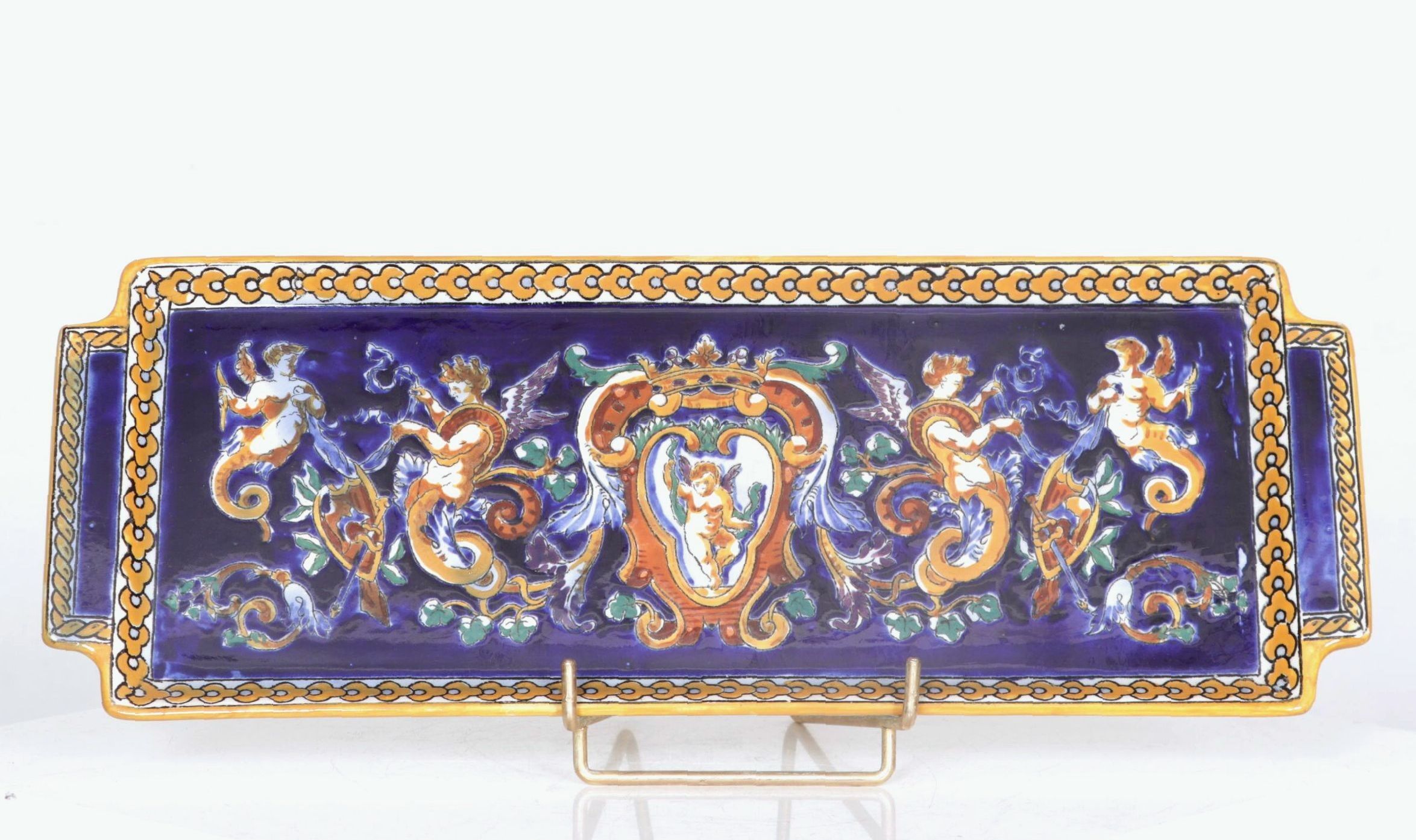 GIEN, France. Plateau à mignardises en faïence et émaux polychromes dans le goût de la Renaissance. Signé au revers. ...