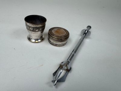 une coupe en argent et un wrenet posés sur une table