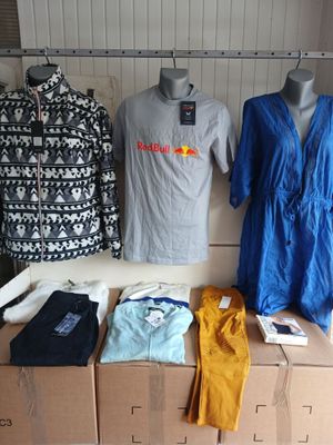 trois mannequins exposés dans un magasin de vêtements