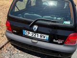 une voiture garée sur le côté de la route