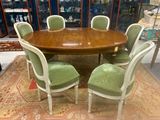 une table entourée de six chaises dans une pièce