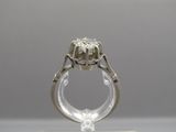 Gros plan sur une bague surmontée d'un diamant