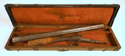 un coffret en bois contenant deux armes à feu