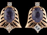 une photo d'une paire de boucles d'oreilles en saphir et diamant