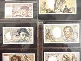 de nombreux types de billets de banque exposés dans une vitrine