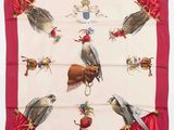 une image représentant une écharpe rouge et blanche ornée d'oiseaux