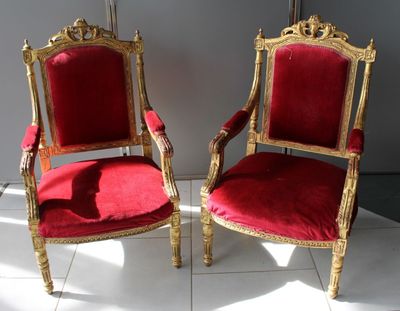 Paire de fauteuils en bois doré et sculpté à décor feuillagé…