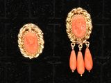 deux paires de boucles d'oreilles en corail et or posées sur un fond de velours noir