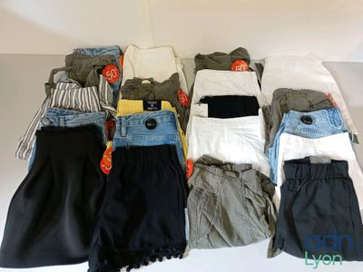 Lot de 20 shorts pour femme de tailles et marques diverses d…