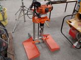 une petite machine posée sur le sol