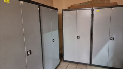 une pièce où se trouvent de nombreux casiers