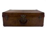 une valise marron avec une poignée sur fond blanc