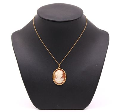 un collier sur lequel est représentée une femme, porté par un mannequin