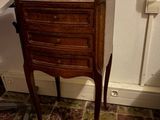 une petite table en bois surmontée d'un tiroir
