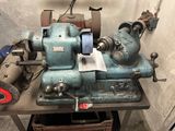 une machine posée sur une table dans une pièce