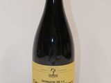 la bouteille de vin est posée sur la table à côté du mur