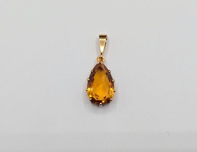 un pendentif en or jaune orné d'une citrine en forme de larme