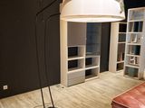 une lampe posée sur le sol dans une pièce