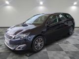 la voiture bleue est garée sur un sol en damier dans le garage