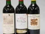 trois bouteilles de vin posées l'une à côté de l'autre sur une table