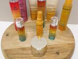 de nombreux types de produits de soins de la peau présentés sur un présentoir en bois
