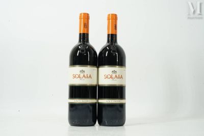 deux bouteilles de vin posées sur une table