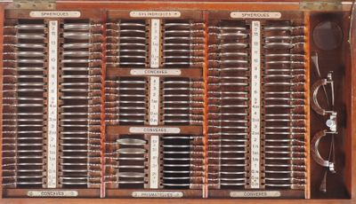 Coffret d'opticien en bois avec ses verres d'essai. - Photo 1