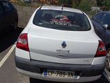 une voiture blanche garée dans un parking à côté d'autres voitures