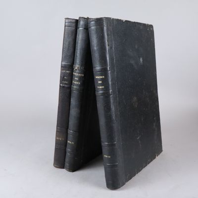 deux livres noirs posés l'un sur l'autre sur une surface blanche