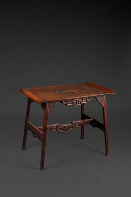 Table bureau en bois à plateau à décor gravé de branches feu…