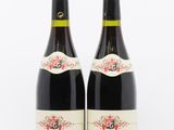 deux bouteilles de vin rouge Saint-Joseph sur fond blanc