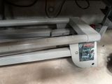 une machine posée sur le sol du garage