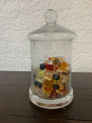 un bocal en verre rempli de bonbons assortis posé sur une table