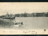une photo en noir et blanc d'un bateau sur l'eau