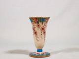 un vase posé sur une surface blanche