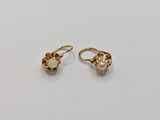 une paire de boucles d'oreilles en perles sur fond blanc