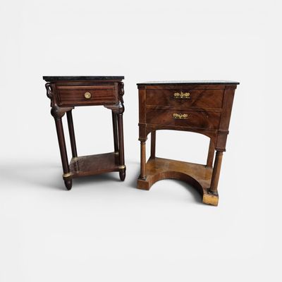 paire de tables de chevet anciennes avec plateau en marbre et pieds en bois