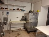 une image d'une cuisine avec une cuisinière et un réfrigérateur