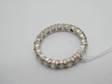 un gros plan d'une bague à laquelle est attachée une ficelle