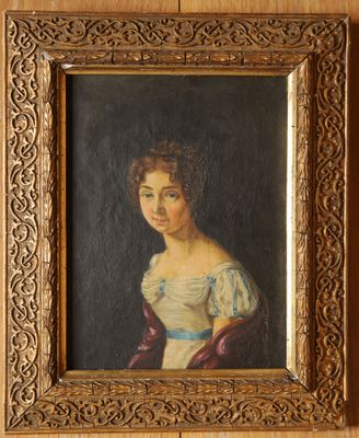 Un tableau représentant une femme en robe blanche est accroché au mur.