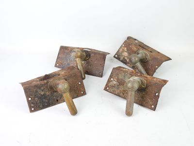 Quatre Poignées d'écurie en bronze et métal (provenant proba…