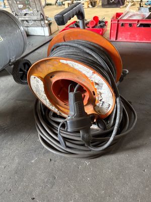 a hose that is sitting on the ground in the garage