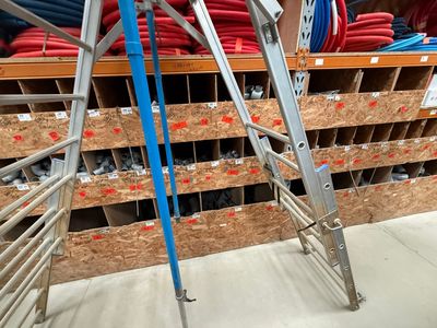une photo d'une échelle métallique dans un magasin