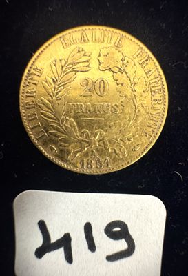 une image représentant une pièce d'or posée sur une surface noire