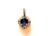une image représentant un pendentif composé d'un saphir bleu et de diamants, sur fond blanc